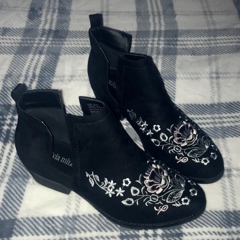 Fall Black ankle booties with flower detai…